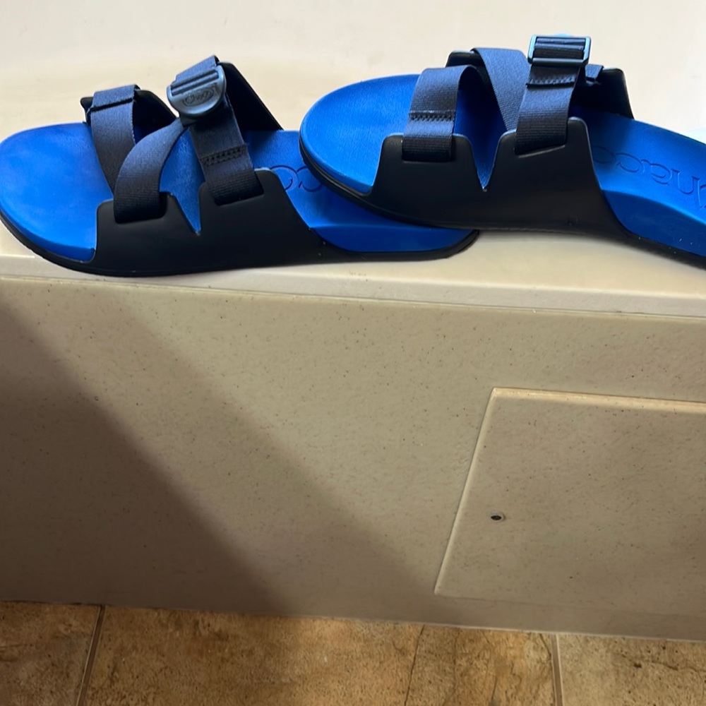 Mens chaco chillos- lightly worn- size 11